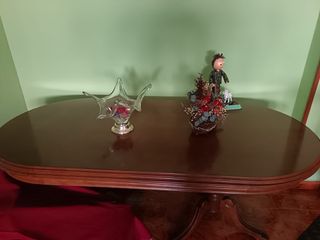 Mesa grande de comedor de madera.
