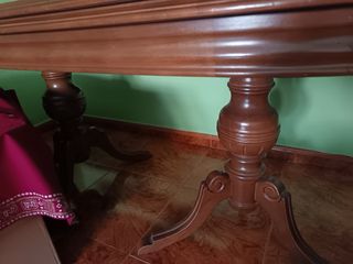 Mesa grande de comedor de madera.