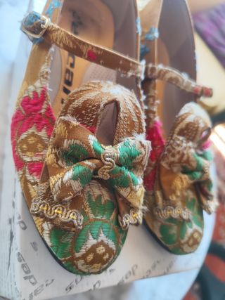 Zapatos de fallera Desans dorados y multicolor