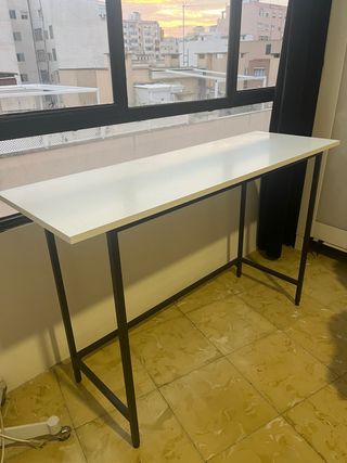 Mesa alta blanca y negra