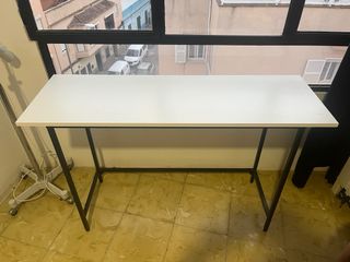 Mesa alta blanca y negra
