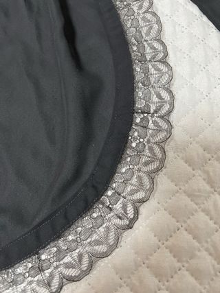 Falda regional negra con encaje gris
