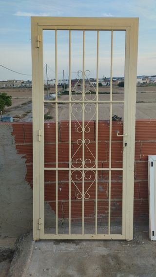 Reja de puerta metálica