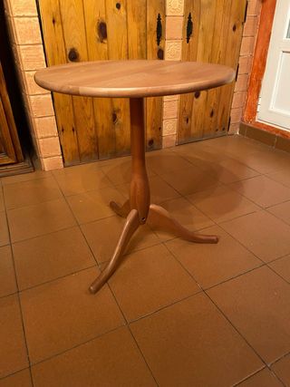 Mesa auxiliar de madera redonda