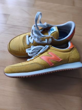 Zapatillas New Balance color mostaza.