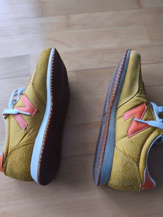 Zapatillas New Balance color mostaza.