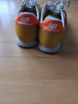 Zapatillas New Balance color mostaza.
