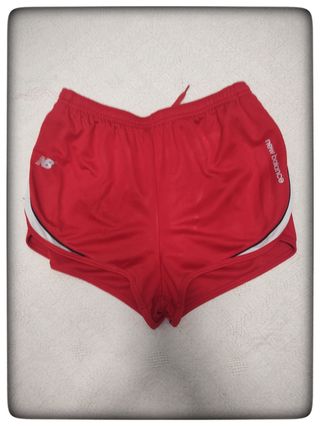 Pantalón corto atletismo New Balance rojo
