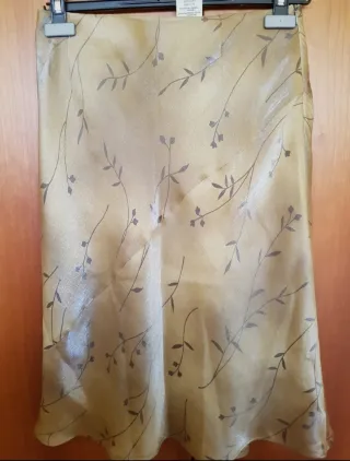 Falda midi verde dorada con estampado