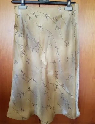 Falda midi verde dorada con estampado