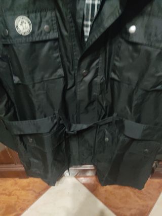 Gabardina negra con cinturón