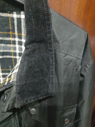 Gabardina negra con cinturón