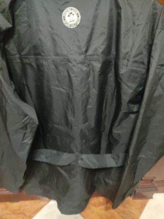 Gabardina negra con cinturón