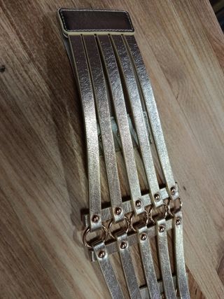 Cinturón ancho dorado metálico