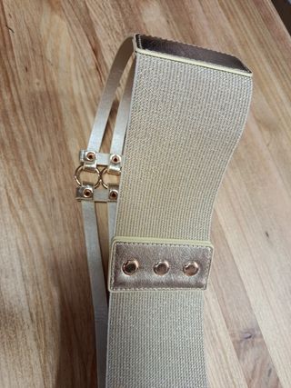 Cinturón ancho dorado metálico