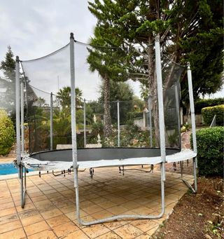 Cama elástica con red de seguridad