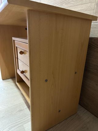 Escritorio de madera con cajones