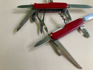 2 Canivetes Victorinox Mountaineer e Camper