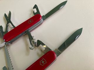 2 Canivetes Victorinox Mountaineer e Camper