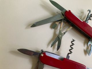 2 Canivetes Victorinox Mountaineer e Camper