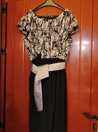 Elegante vestido negro y plateado Talla 54.