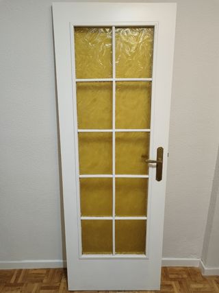 Puerta madera con cristal amarillo