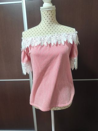 Top blanco y rojo con encaje