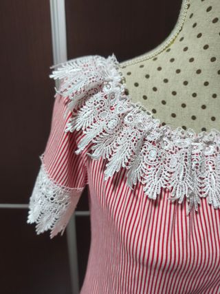 Top blanco y rojo con encaje