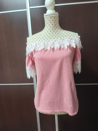 Top blanco y rojo con encaje