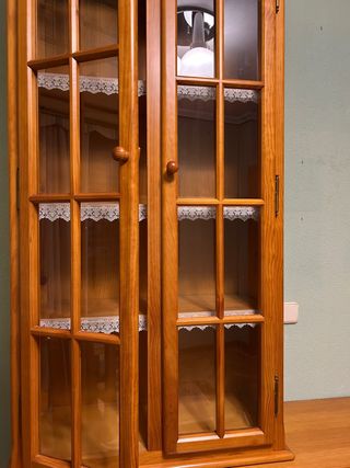 Mueble vitrina madera pino con cajon. para recoger