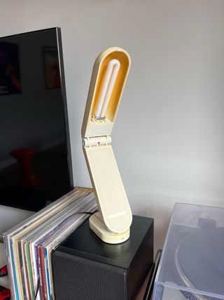 Lámpara de escritorio beige ajustable