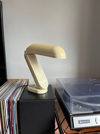 Lámpara de escritorio beige ajustable