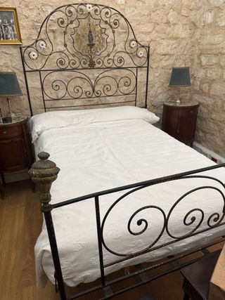 Letto e comodini antichi in ferro battuto