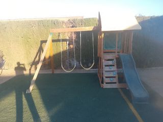 Parque infantil madera con columpios y tobogán