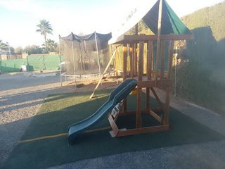Parque infantil madera con columpios y tobogán