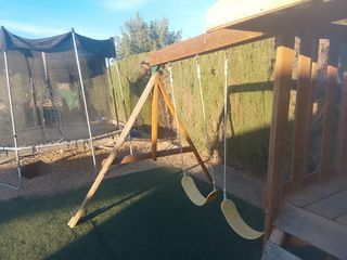 Parque infantil madera con columpios y tobogán
