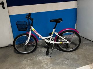 Bicicleta Denbike blanca con cesta