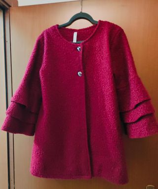 Cappotto rosso con maniche a sbuffo