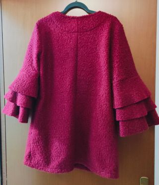 Cappotto rosso con maniche a sbuffo
