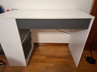Escritorio blanco y gris con baldas