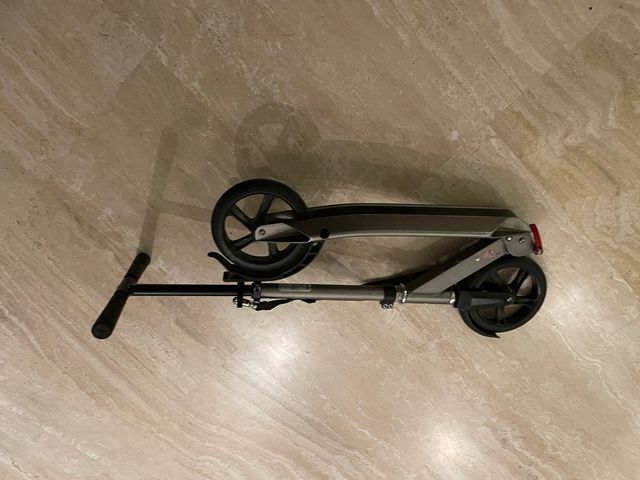 Patinete plegable gris