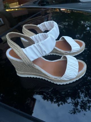 Botas blancas y beige