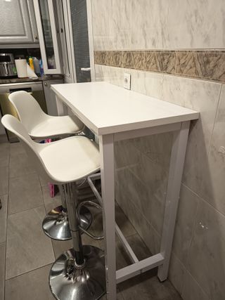 Mesa bar alta blanca con 2 taburetes