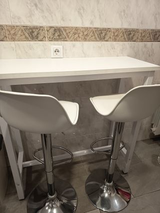 Mesa bar alta blanca con 2 taburetes