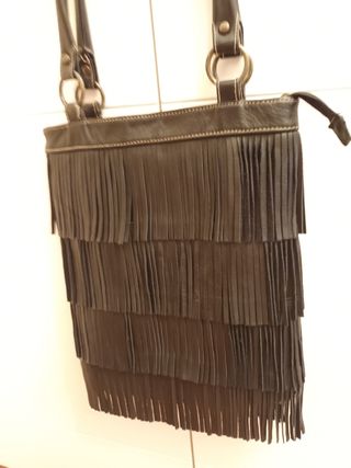 Bolso de piel negro con flecos