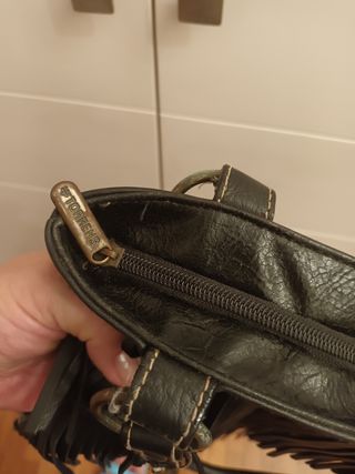 Bolso de piel negro con flecos