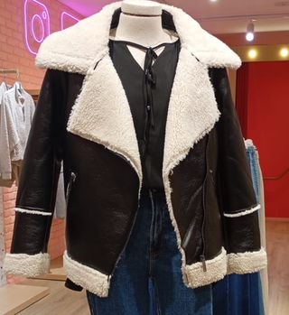 Chaqueta borrego mujer negra y blanca