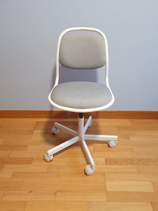 Silla de escritorio infantil gris y blanca
