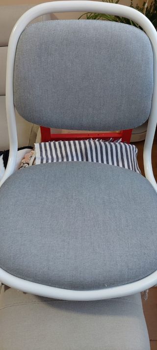 Silla de escritorio infantil gris y blanca