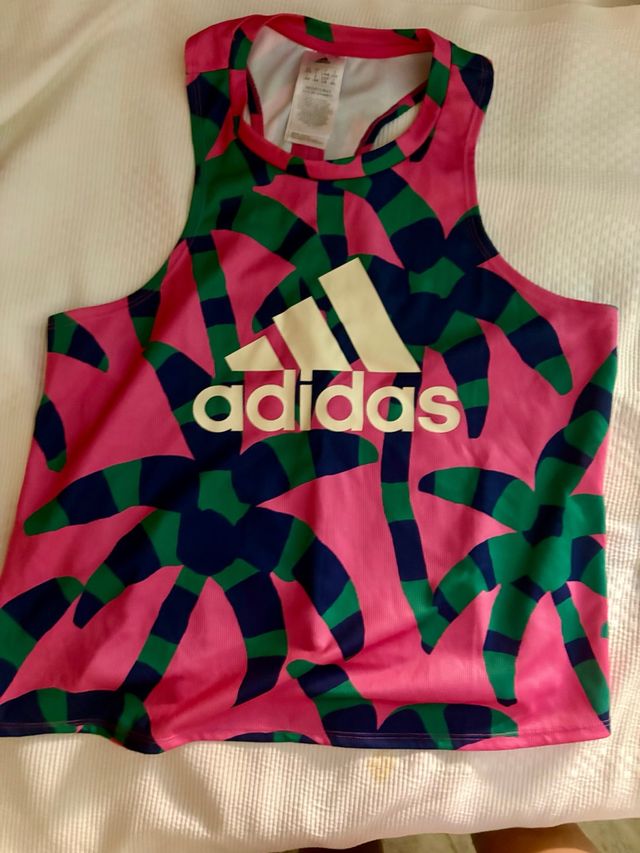 Camiseta deportiva Adidas con apertura